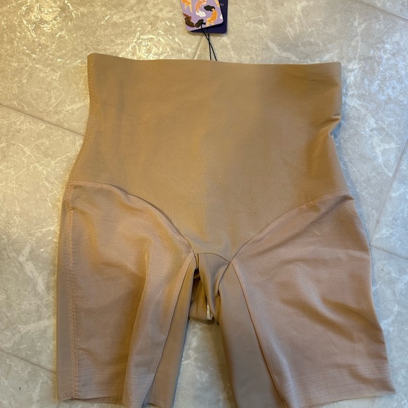 Honeylove Seamless Shapewear in Beige - Picture 1 of 6